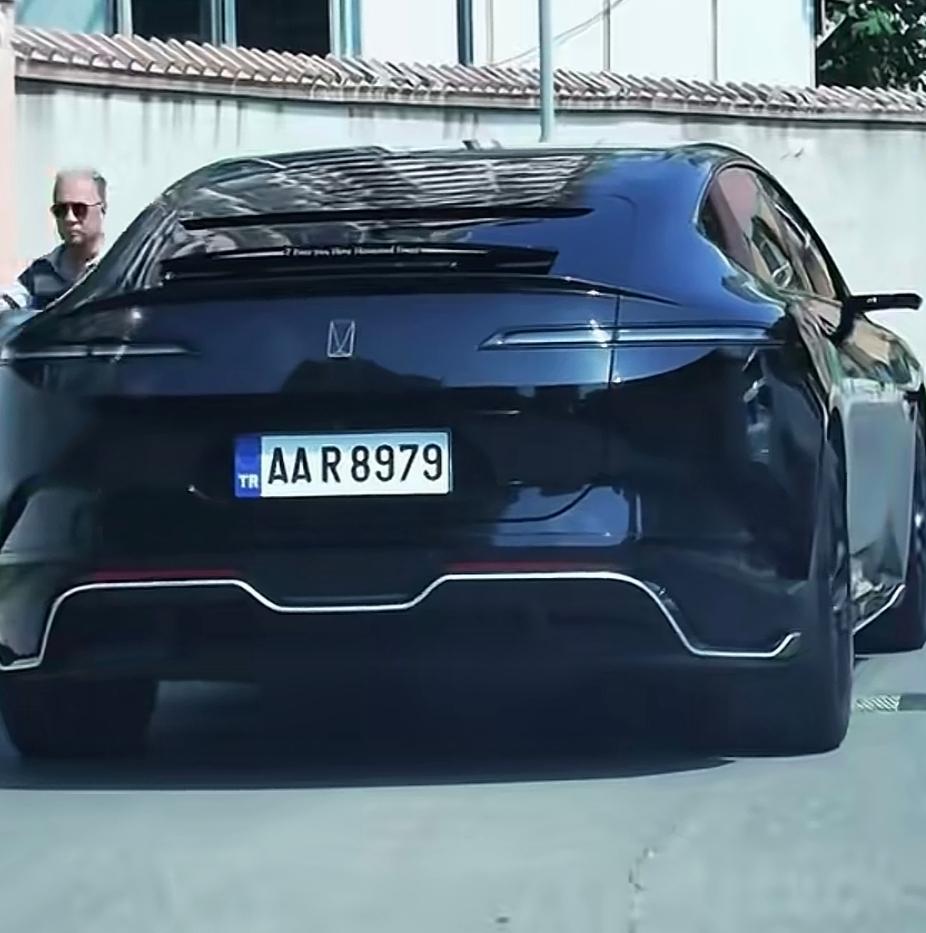 拜托了，把咱的车牌好好设计一下吧！同样的一款阿维塔，国内上牌vs海外上牌，那