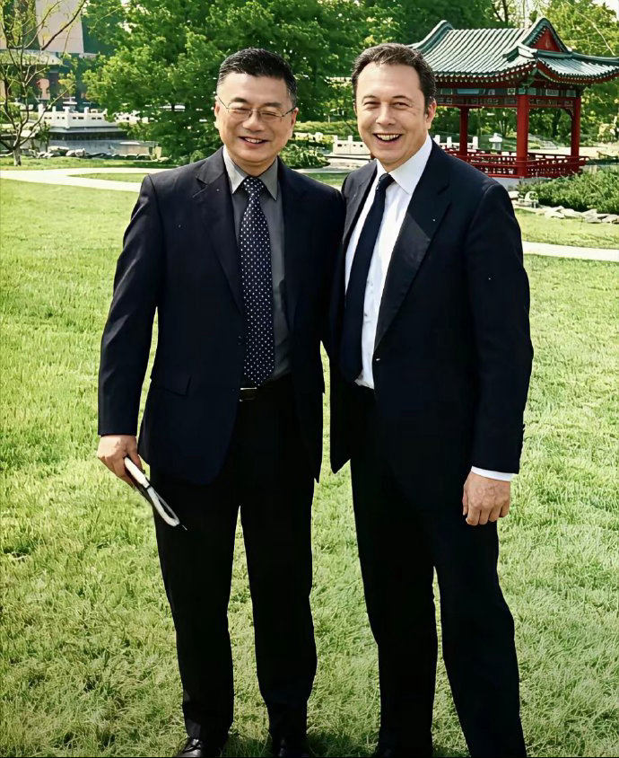 马斯克和上海的同学合照他俩大学时一个宿舍，马斯克年轻时候还挺帅
