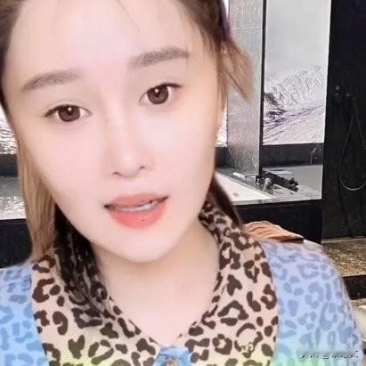 球球搓澡被大姐追着要合照！两人对视瞬间，尴尬到脚趾抠地赵本山女儿球球直播讲