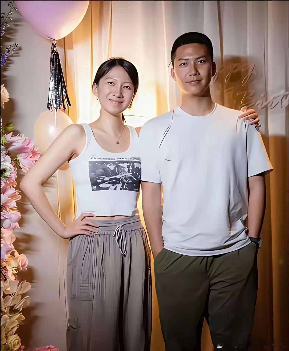 胡军的一双儿女都长这么大了，儿子胡皓康长这么帅气，英俊挺拔，却从来没有想过出道。