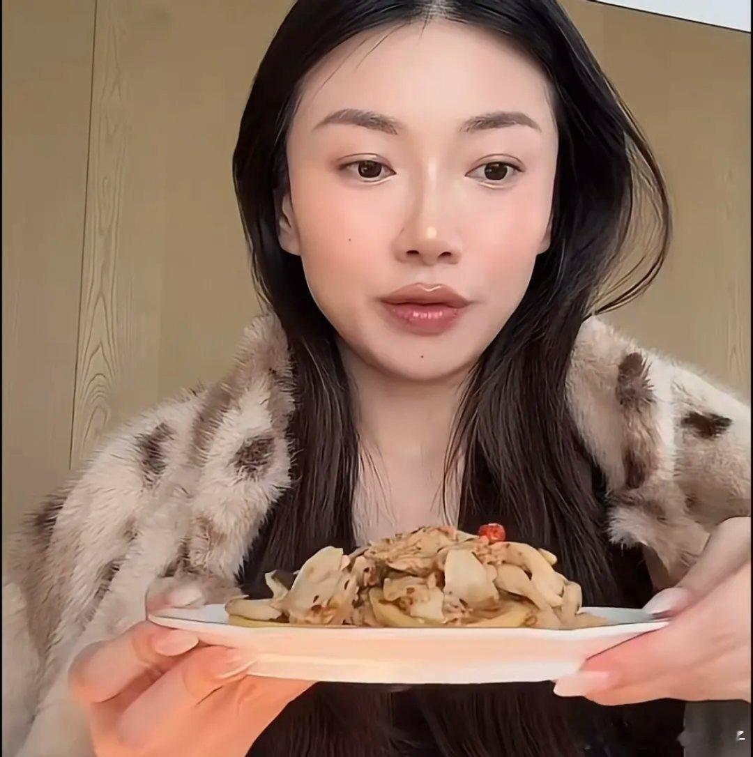 35岁程晓玥怀二胎终于过了“孕反期”，前三个月很难熬，现在宝宝稳定了，胃口就打开