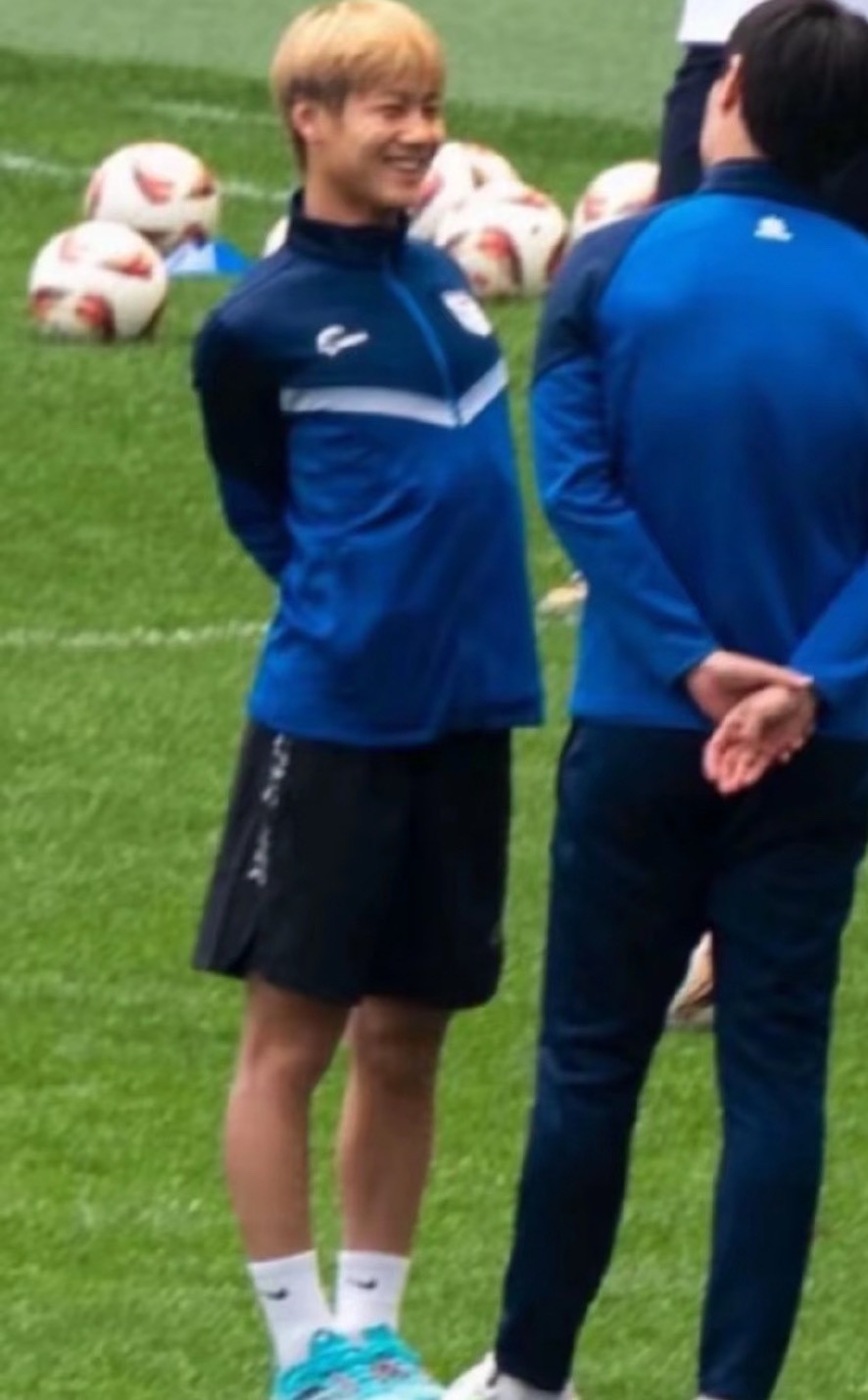 动漫萌妹站姿（这怎么扭出来的。天生丽质）