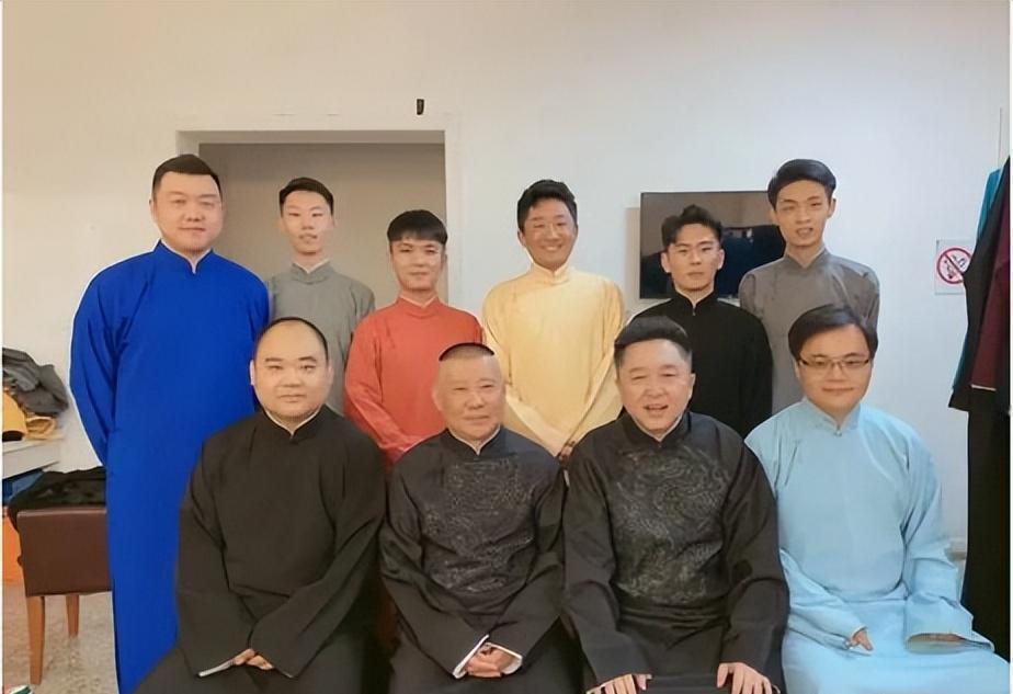 一张德云社成员穿着传统服饰的合照：前排我认出了侯宝林的长孙侯震，惊才绝绝的郭德纲