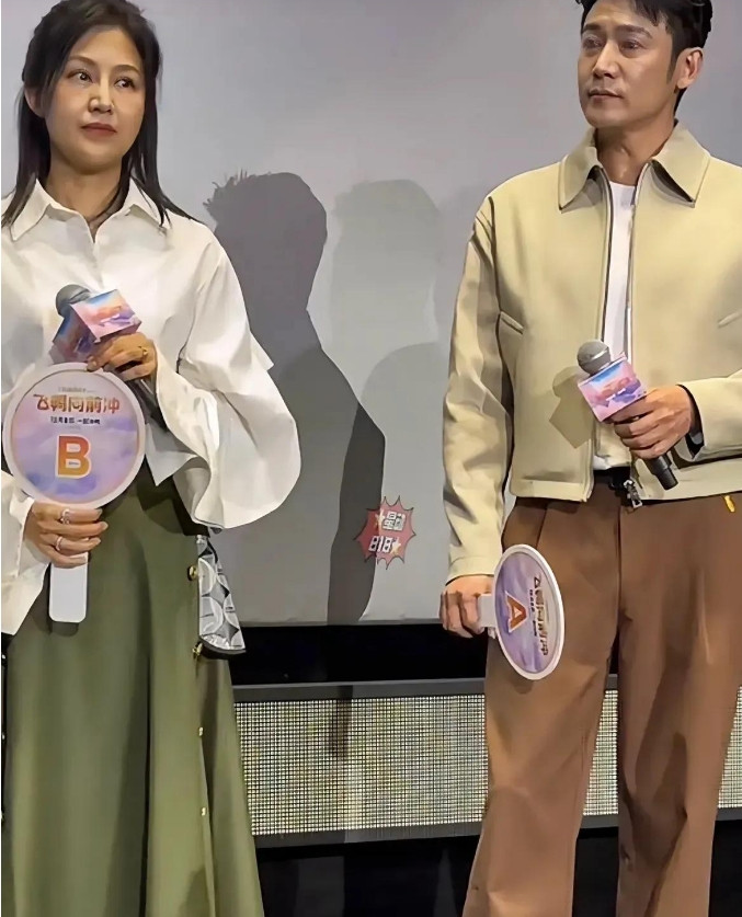 明星夫妻里，陆毅的妻子鲍蕾堪称尴尬代表。他们本是娱乐圈中的模范夫妻，但随着岁月更