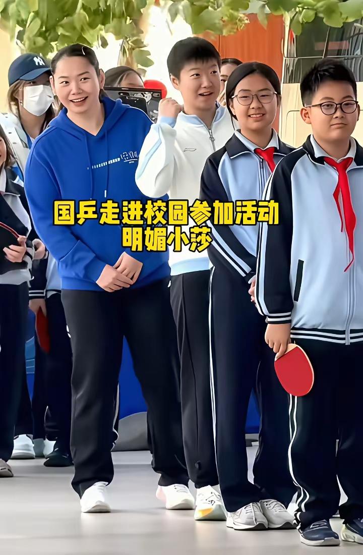 2月2日上午，是莎头十分开心并且是很有意义的一个上午！今天两小只在海口参加进校