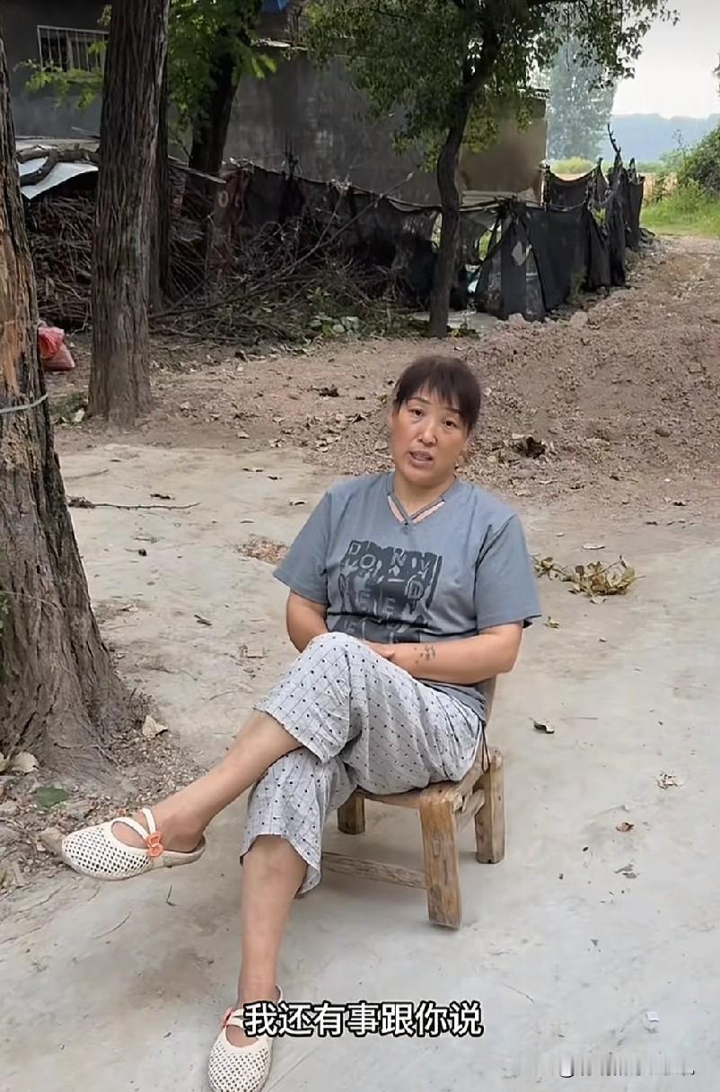 小故事！大飞的妈妈刘二蛋，她正翘着二郎腿在那里悠闲地坐着。这时她