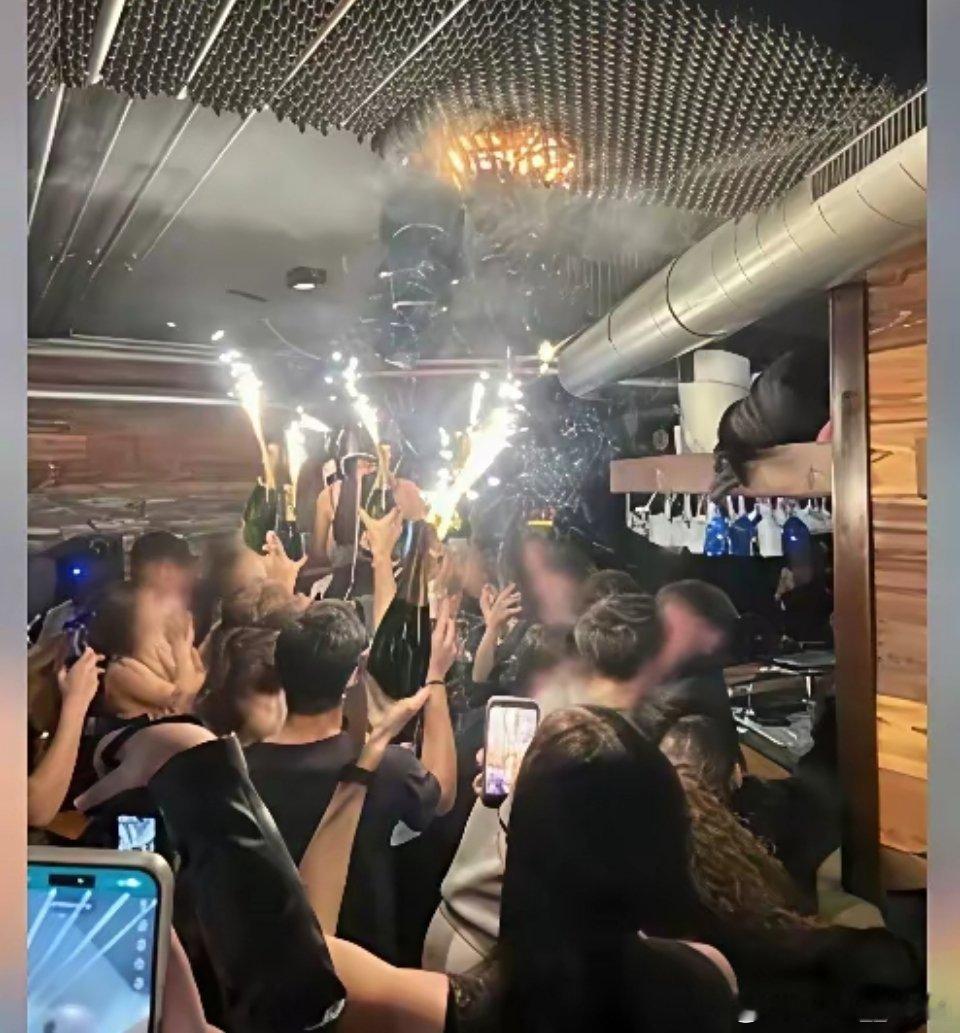 这次瑞士出事的酒吧，天花板很低，空间狭窄，瓶子里插着烟花棒，而房顶已经被点燃，天