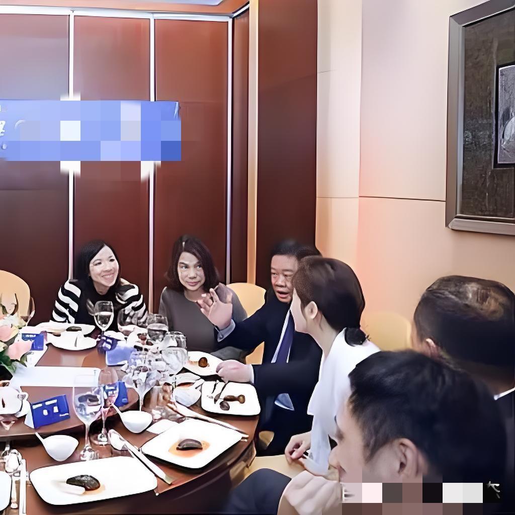 反差萌！董明珠饭局被一条鱼吓一跳，反复追问3遍，网友：这才是真清醒！商界“铁