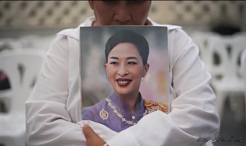 泰国王宫周五证实，国王玛哈·瓦集拉隆功的长女帕查拉吉迪雅帕公主病逝，享年47岁。
