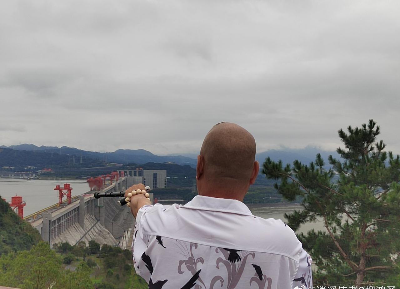 老柳歪诗老柳一路自驾，来到三峡大坝。登上观景平台，风光已经入画。​​​