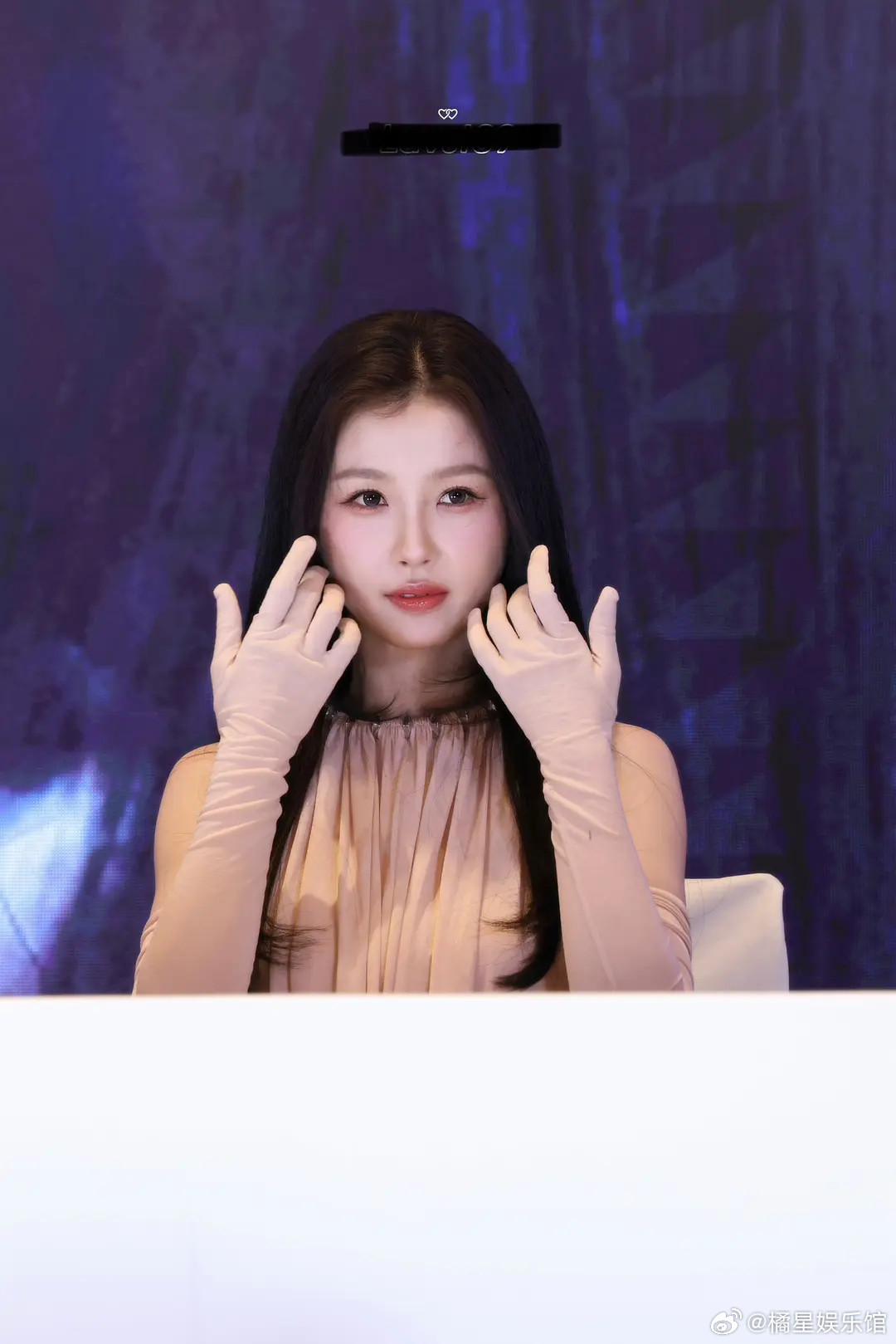 虞书欣签售会还带了手套，这是嫌弃粉丝吗