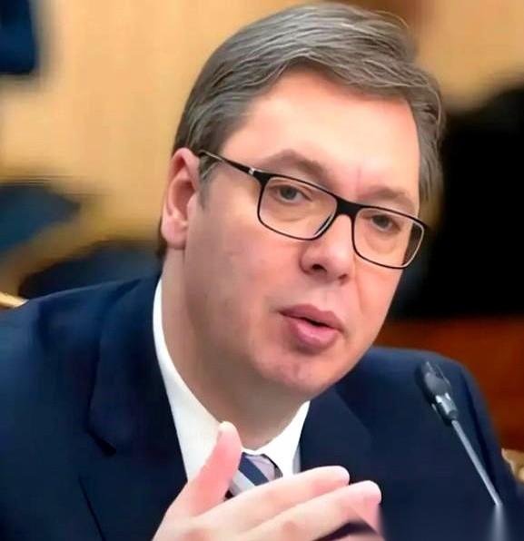 塞尔维亚总统武契奇，开完一场国家安全会议，对着镜头，一字一句地说：“国际法，根本