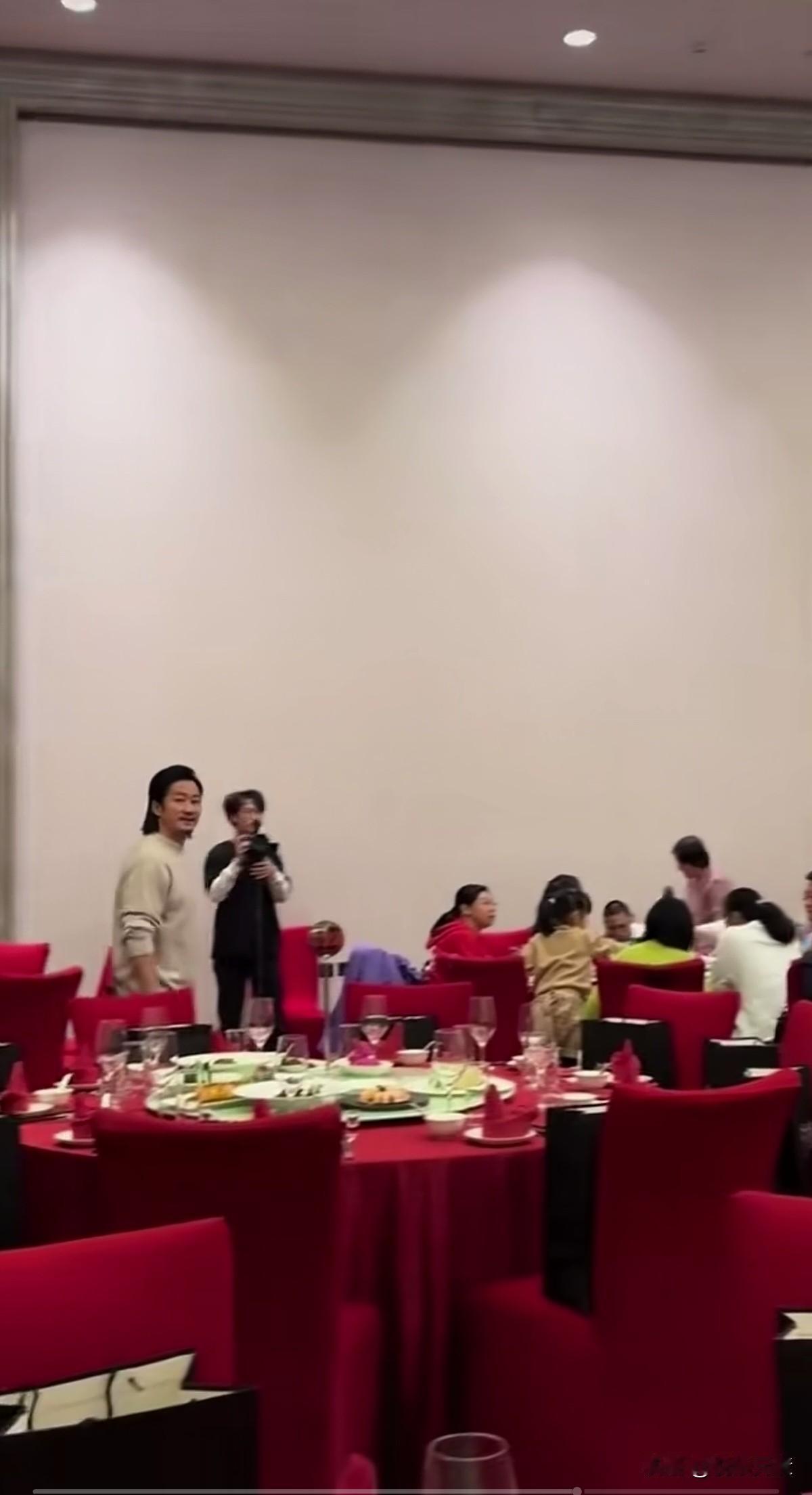 感觉吳京大导演长发蓄起，走路姿态都不一样，越来越具有国际风范了。