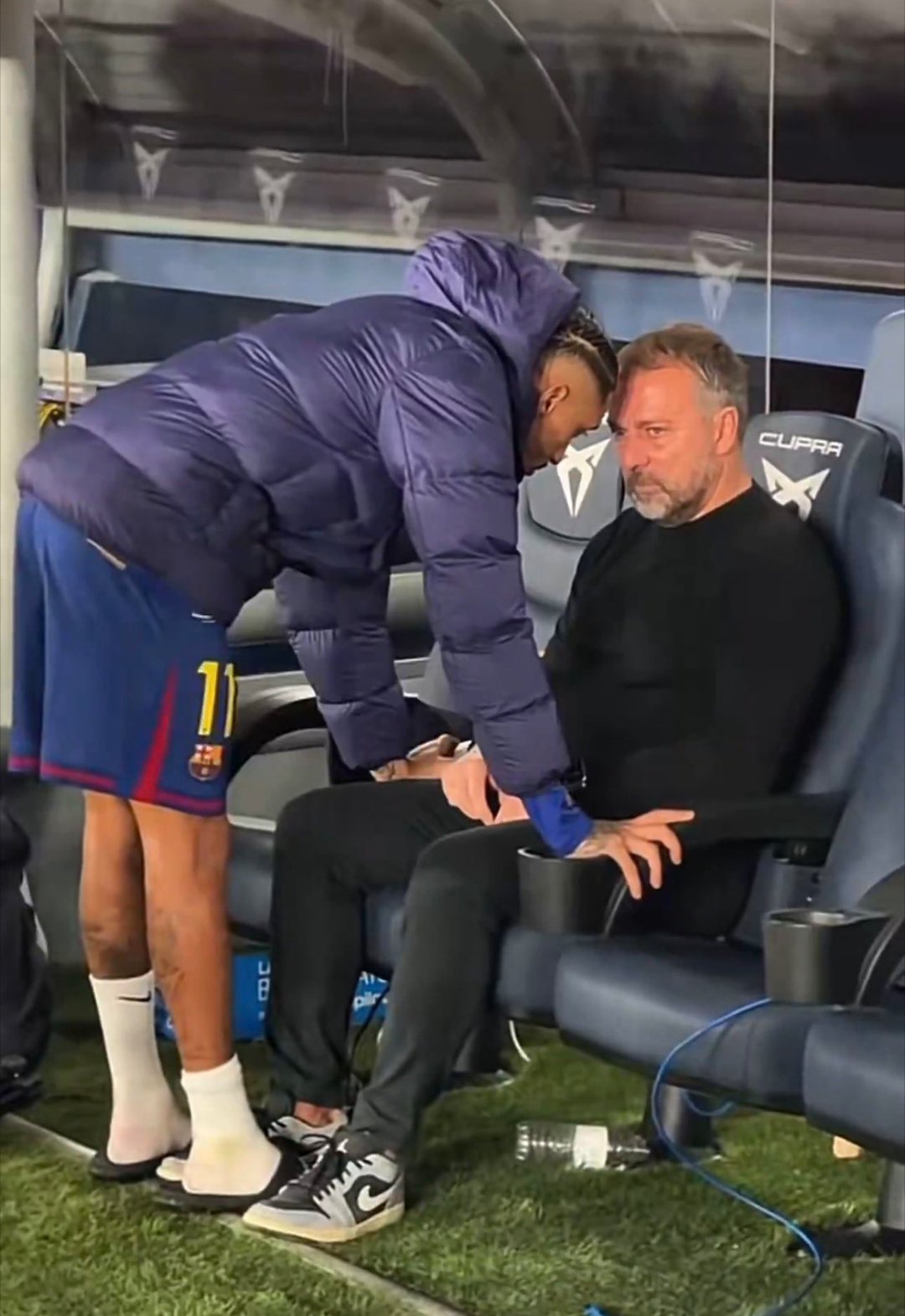 拉菲尼亚：这张照片？我觉得他有点儿不高兴助理教练被红牌罚下。他后来谈到了这件事，