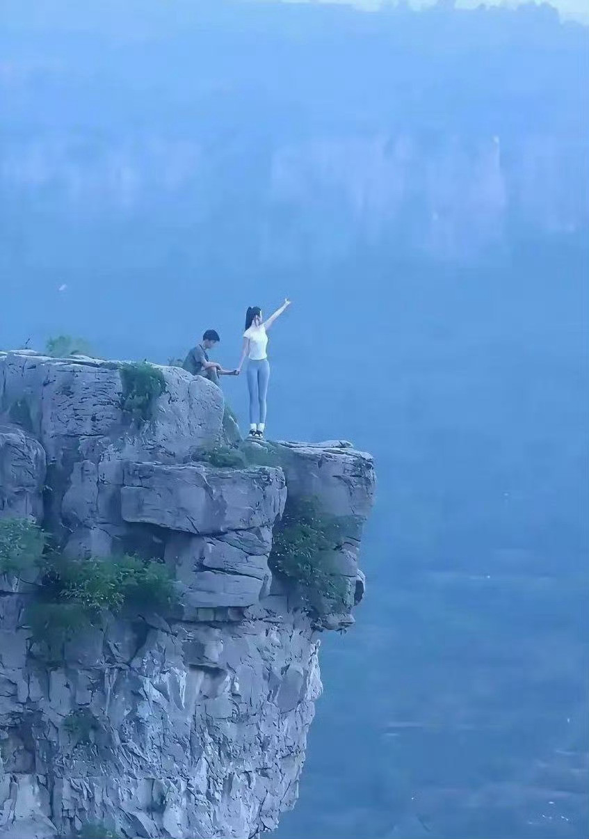 长得那么漂亮，可惜一直没火起来，就退出娱乐圈了。