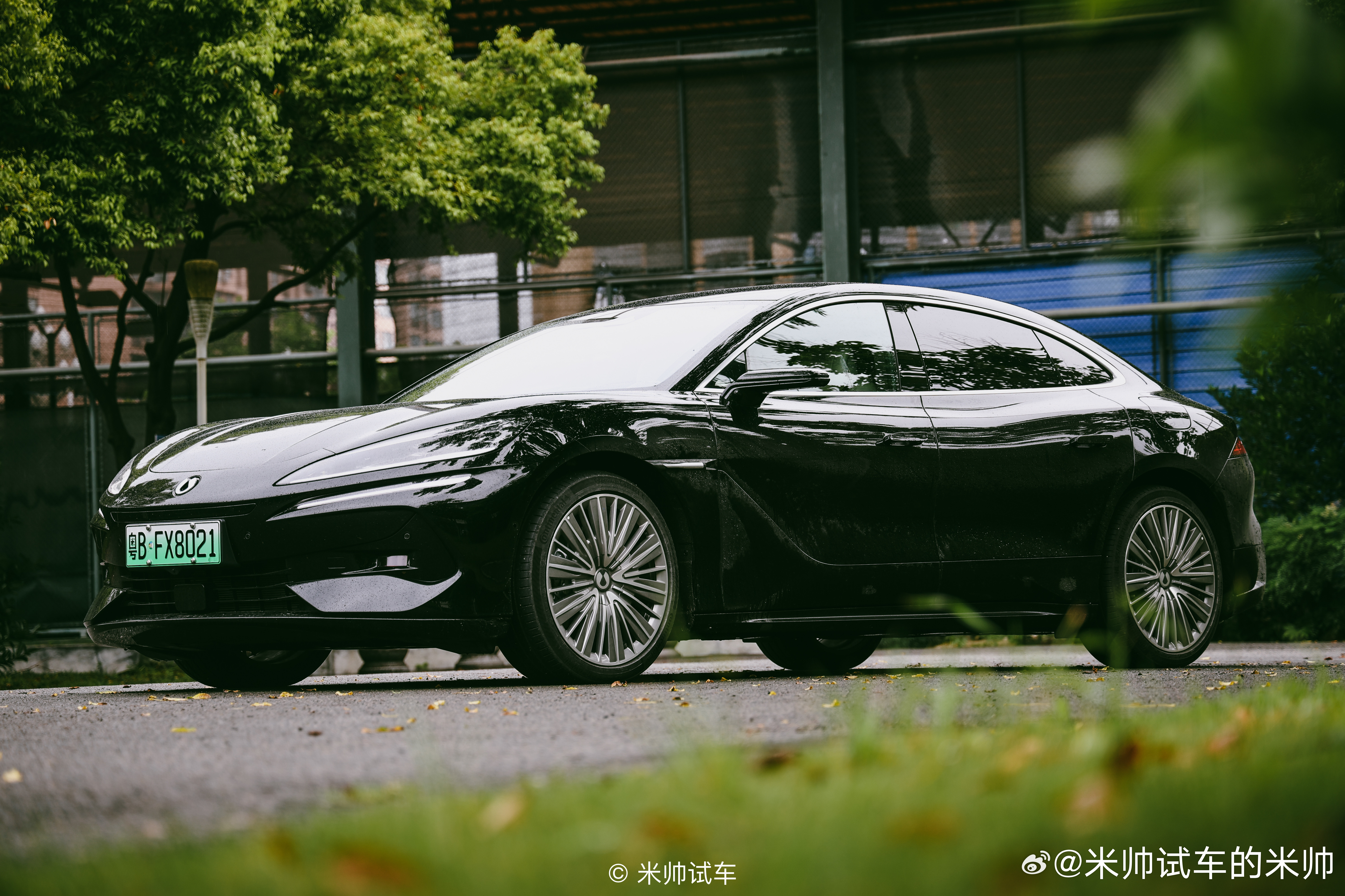 接下来的长测车，腾势Z9！外观很优雅，虽然没有GT版本那么的运动，但后排的配置和