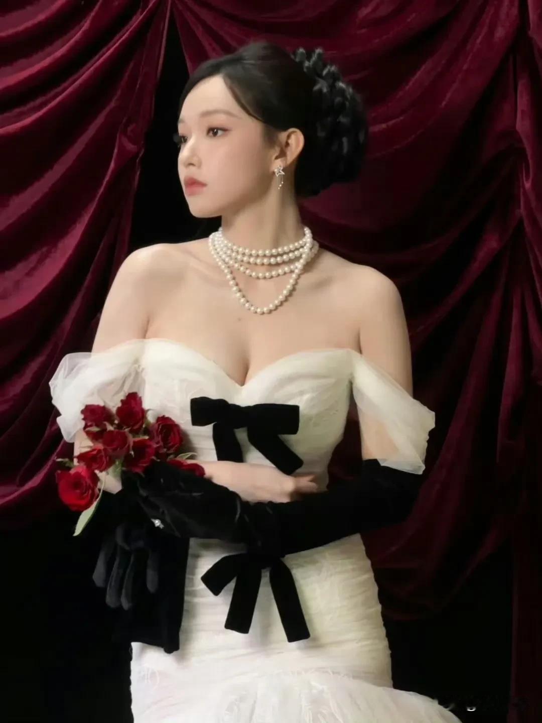 程潇真的美得像艺术品！在某时尚活动红毯上，她身着剪裁得体的抹胸长裙惊艳亮相，瞬间