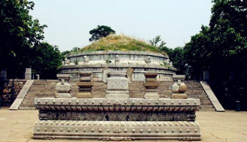 毛泽东访安阳时向袁林提了一个问题：袁世凯的老家在项城，为什么要葬在安阳？ 1