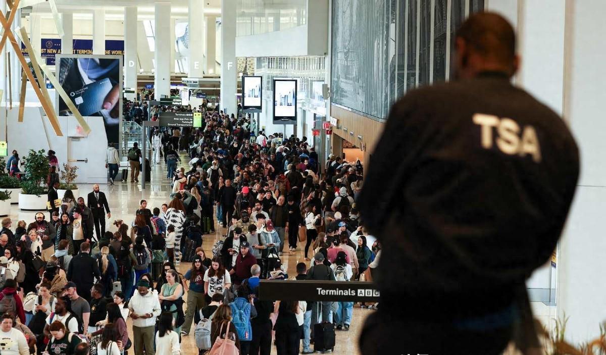 谁能想到，堂堂全球最繁忙的交通枢纽之一，纽约拉瓜迪亚机场，本周竟彻底沦为了一座混