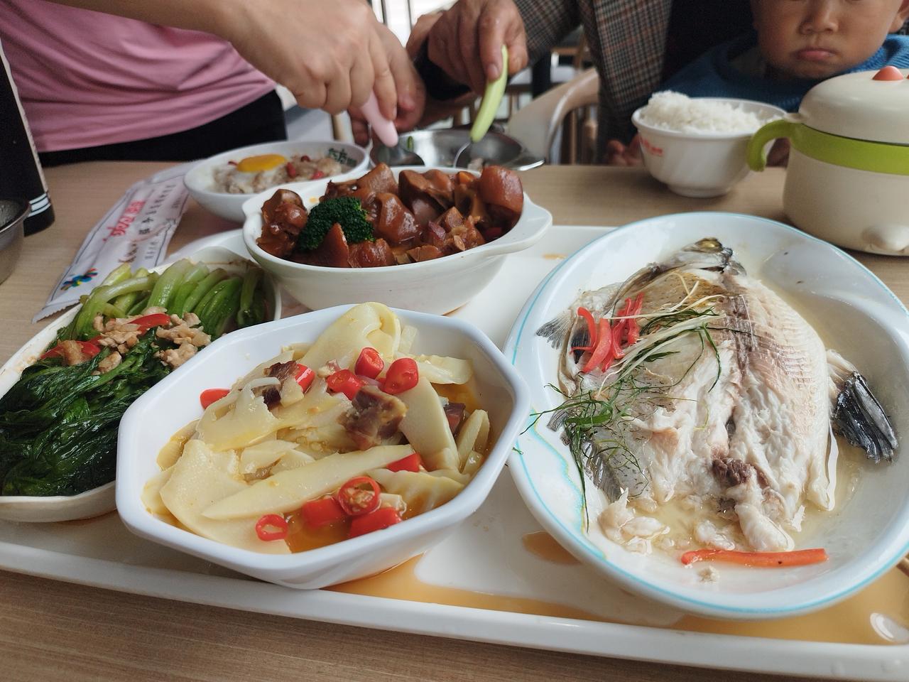 和10年前比，现在跑长途，实在是幸福多了！这样4个菜才100块，而且味道都不错