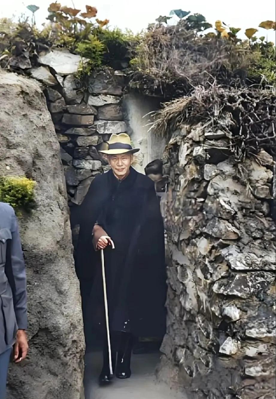 1954年5月7日，思乡心切的蒋介石在儿子蒋经国的陪同下，登上了位于浙江台州的大