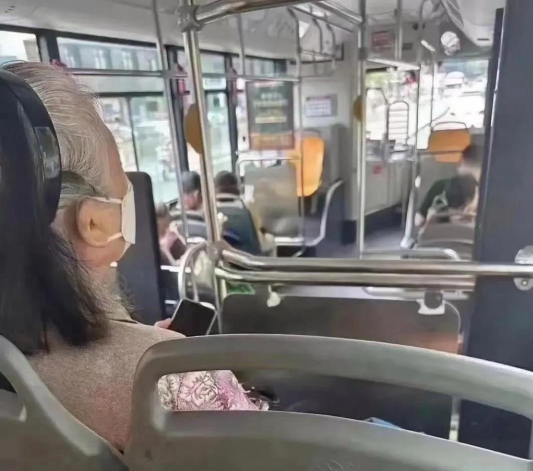 公交车上看到的，我自闭了