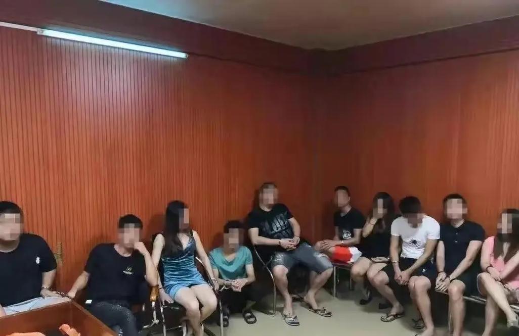 2025年11月26日晚，西藏贡嘎县公安局在机场附近某足浴店开展突击行动，一举捣