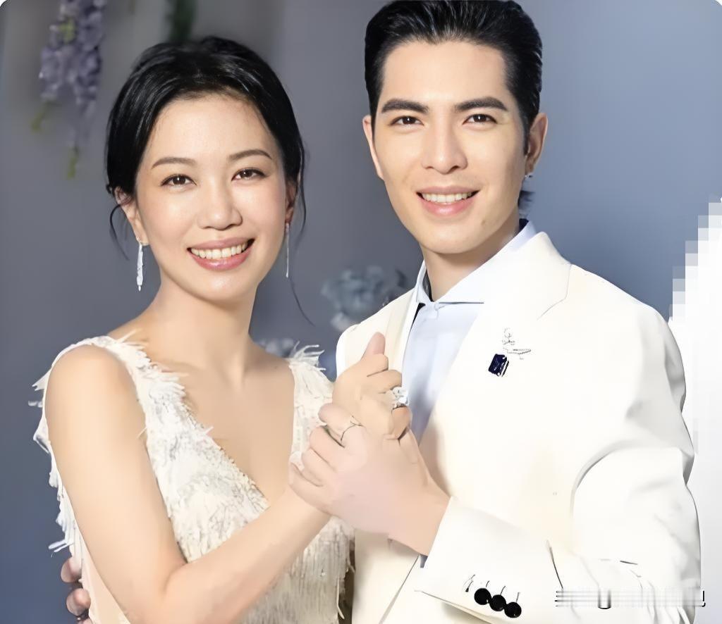 喜欢孩子却选择丁克，原因就一个——舍不得。生育对女性是道生死关，他看得到、接得住