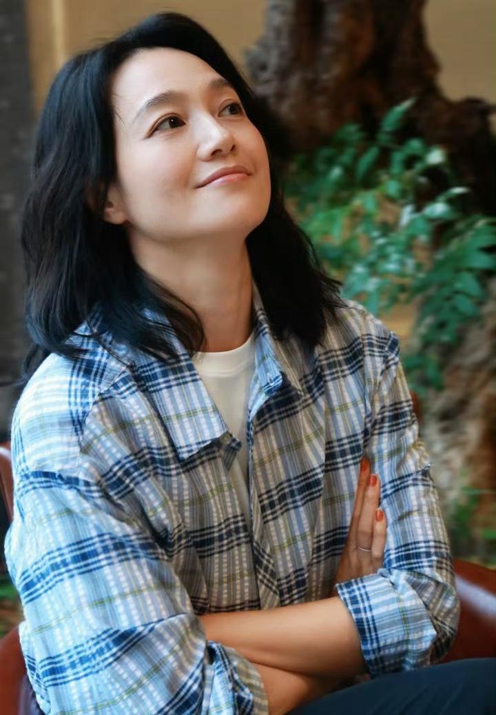 4月11日中午12:42，闲来无事的朱丹在个人账号晒出了两张美照，照片中的她穿着