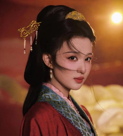 谁能想到？那个被嘲“内娱盲人”的王楚然，竟然在春晚近20秒的无台词镜头里，用一双