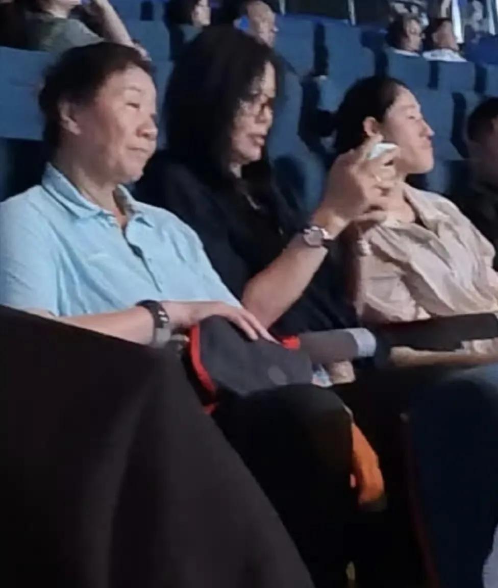 有网友拍到了郎平指导昨晚到现场看了中国女排与土耳其女排的比赛，郎导是真的热爱排球