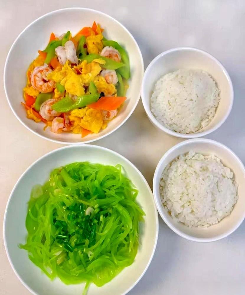 去开公司的发小家做客，他老婆端着青瓷碗过来，手腕轻轻一晃，递到我跟前。我低头一