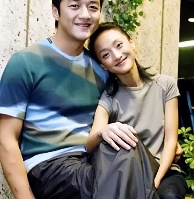 2003年，32岁的李亚鹏与29岁的周迅的留影旧照，当时两人处于热恋时期，周迅小