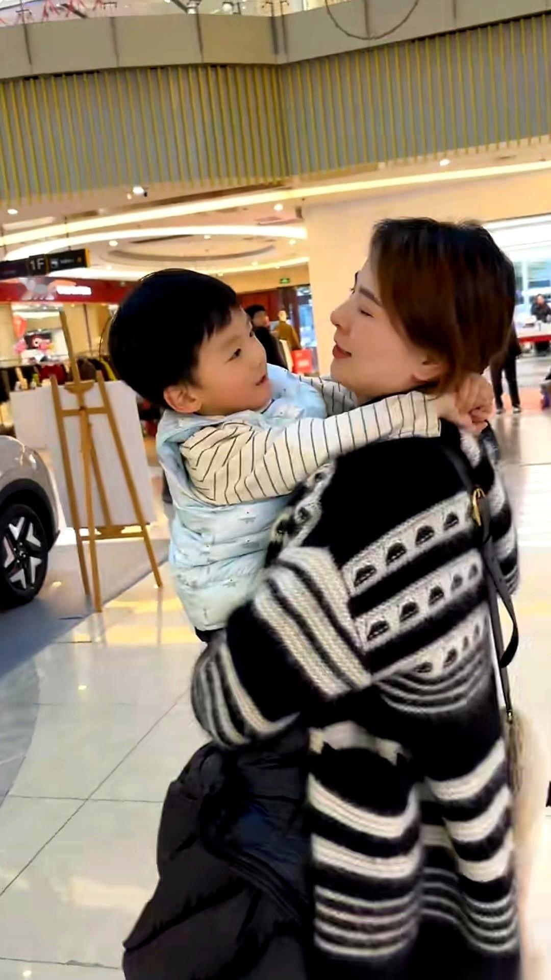 我跟你说，小孩儿是不会演戏的。尤其是一个小男孩，搂着大姑的脖子猛亲，那种亲昵，