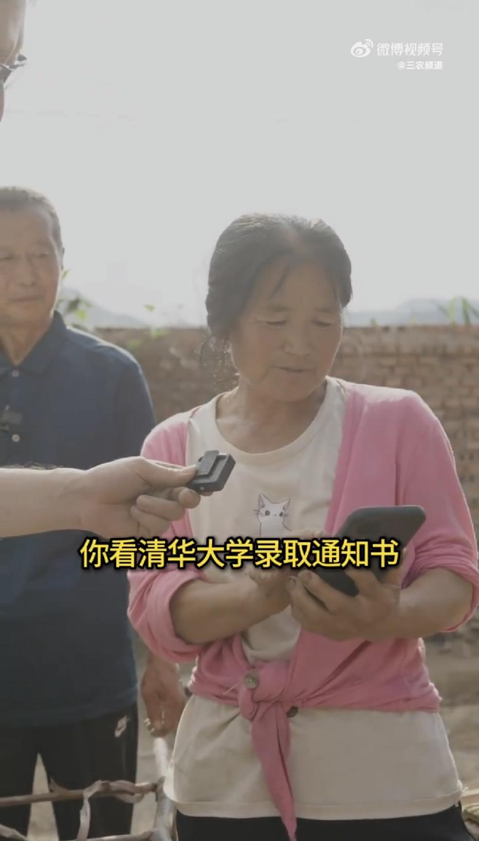 河北山村，两位将近70岁的老人，12年来，每天身兼多份重体力活，拼命挣钱，只为供
