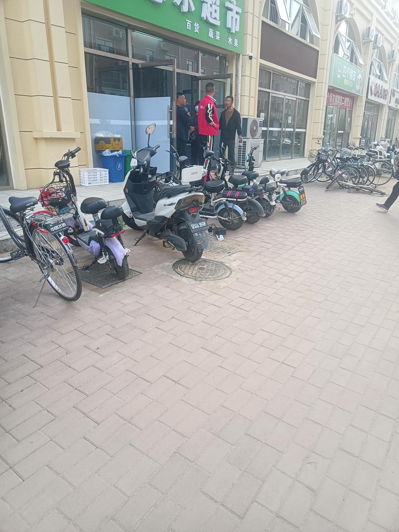 一是进去的顾客都是老年人，出来进去都空手；二是收银员不收银，拿个本子签到，还问