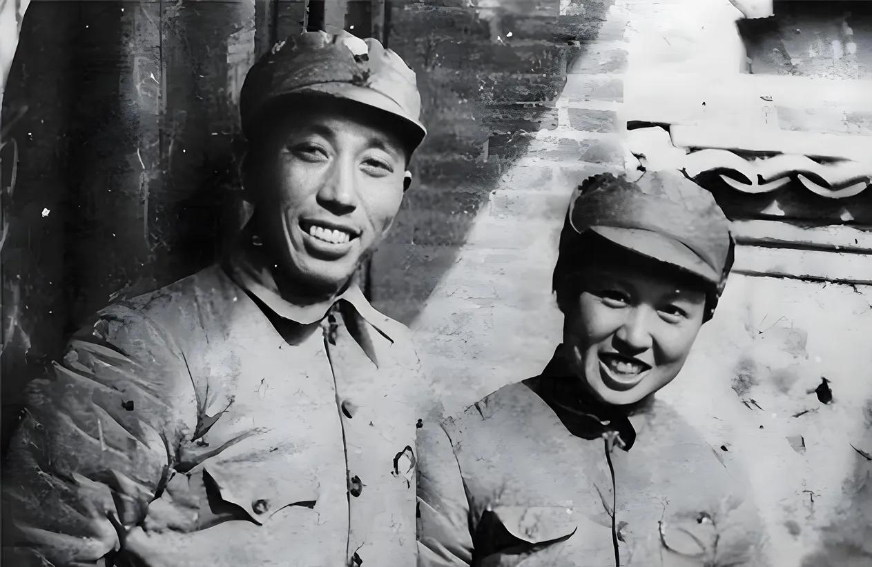 1937年深秋，359旅旅长王震骑马赶到师部开会，一进门就挨个跟首长握手。轮到跟
