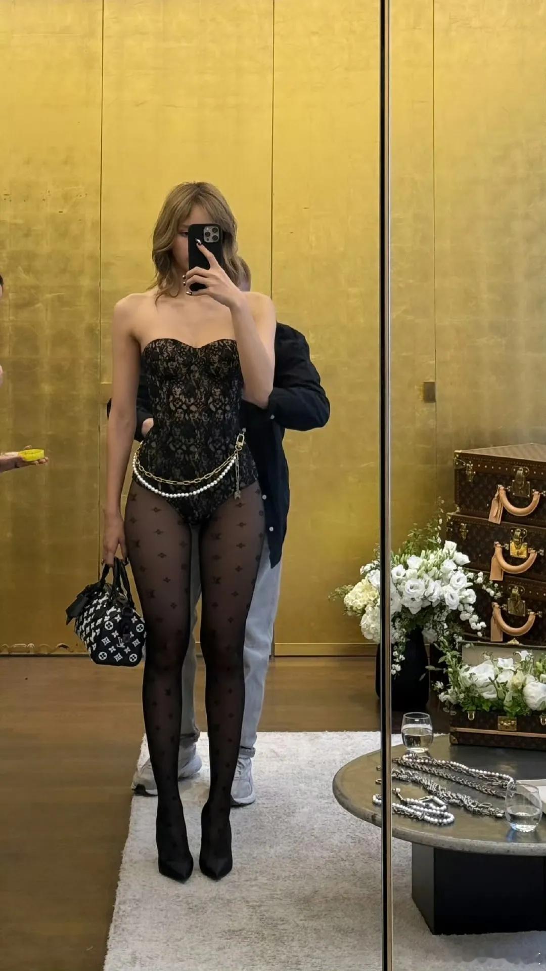 250507Lisa更新IGSTORY太美好了这个身材，跟现场的视频录像比