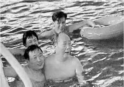 这张照片拍摄于1974年10月13日，拍摄于长沙游泳馆。照片记录了毛主席最后一次