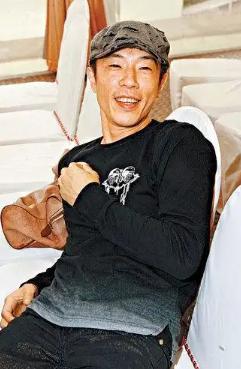 2013年，黄贯中说，我小时候，我爸常常打我和我妈，还会拿刀追着我妈动手。后来我