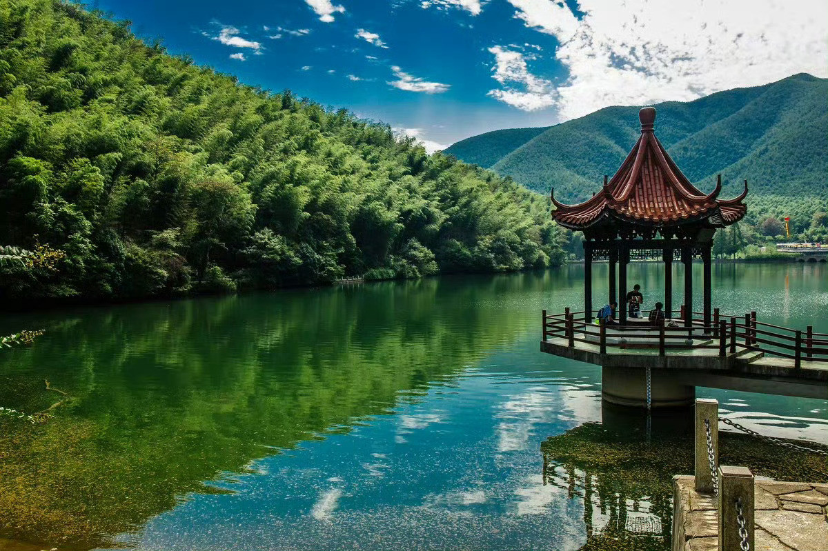 无锡，依山傍湖，藏着秀美的江南园林，和悠久的历史。