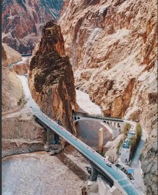 1953年怒江大桥建成时，一个排长纵身跳入江中壮烈牺牲，时至今日，怒江大桥不允许