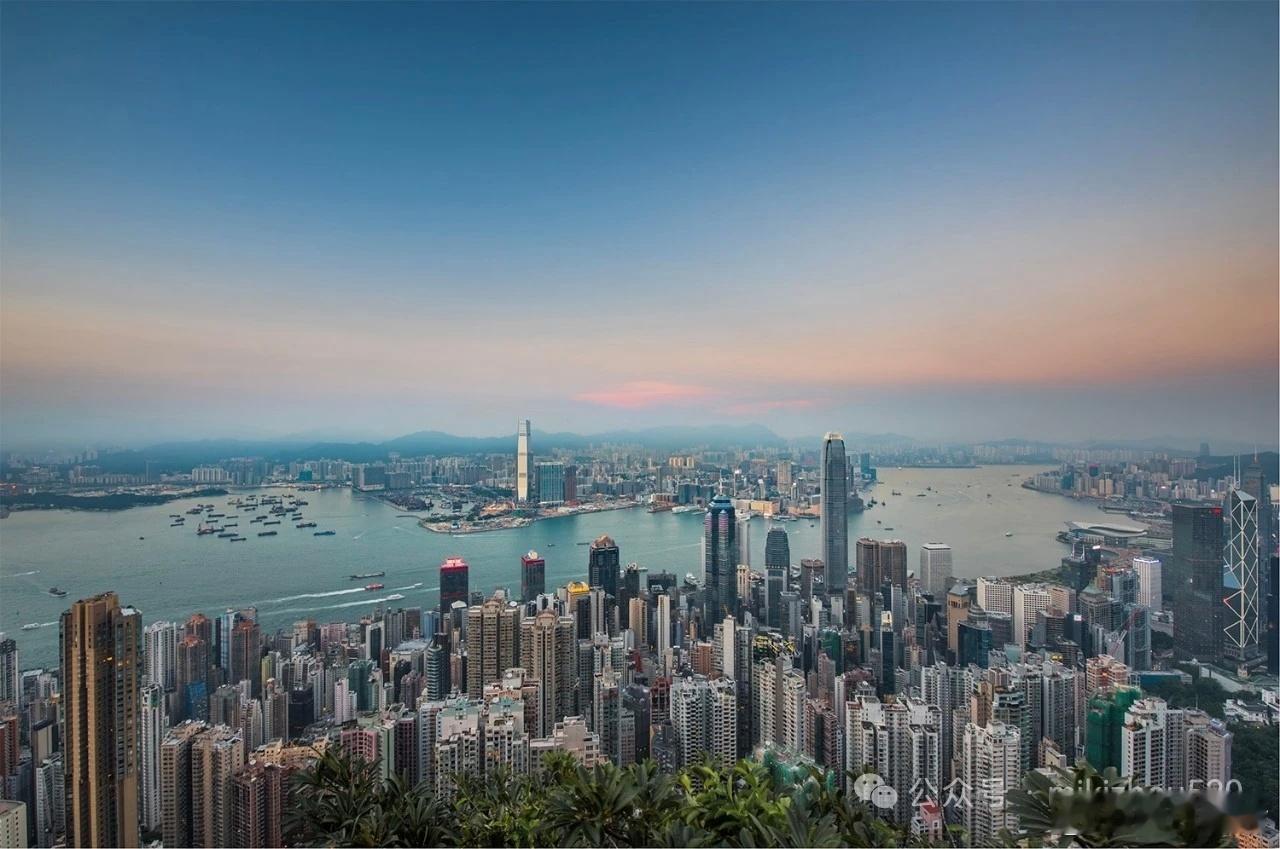如果你娃是高考状元，选港大？选清北？北京小孩但凡够得着清北的分数线，一般都不太