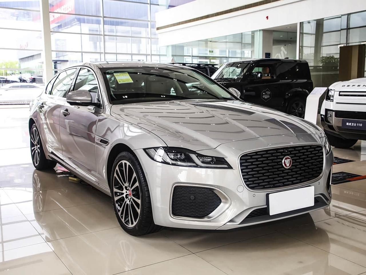 昨天去给自己的帕萨特做保养，闲着没事去对面的捷豹路虎店溜达一圈，顺嘴问了下捷豹X