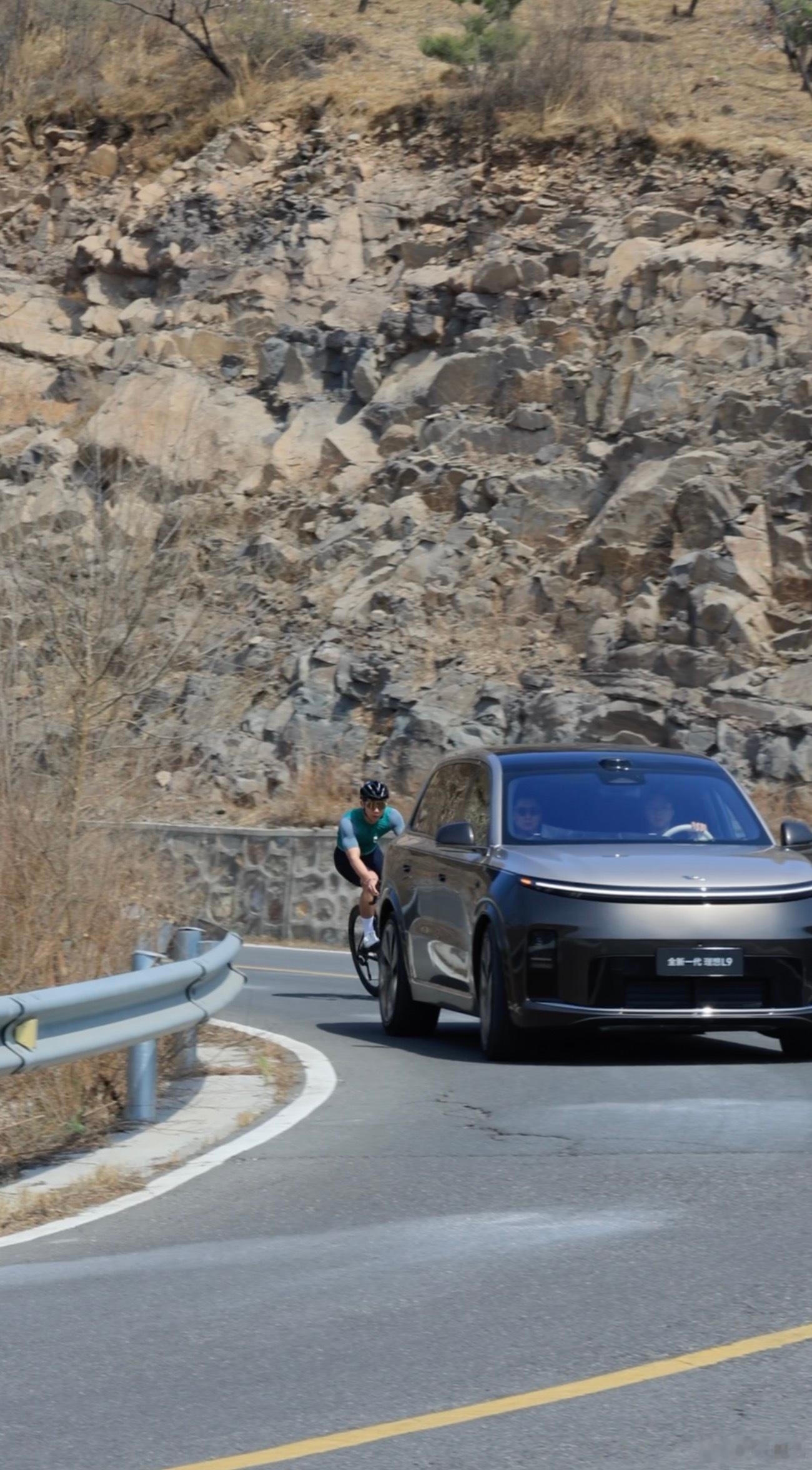 全新理想L9实车曝光实车测试的全新理想L9让骑行网友赶上了根据之前公开的信息，