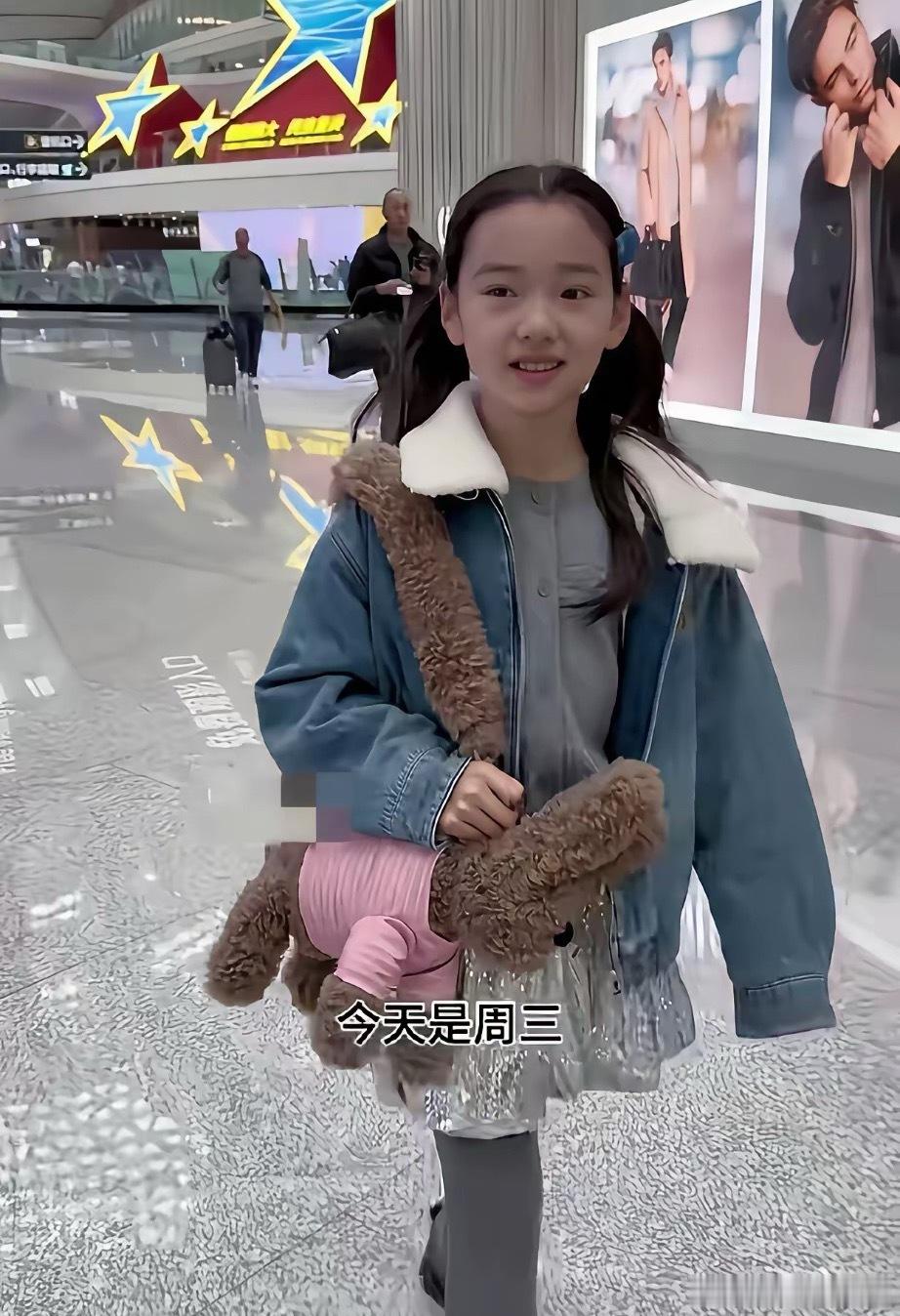 大家发现没小酒窝开启了“炸网”模式不仅在各种活动上频繁露脸而且上课日也要请假外出