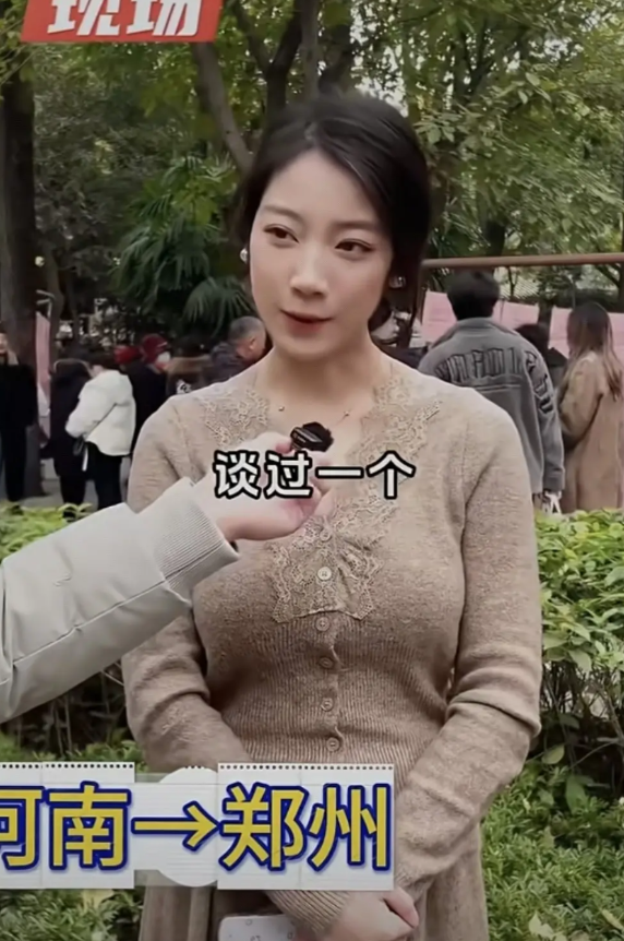 送这个小姐姐上热搜吧！河南郑州相亲角，国企上班的30岁女生，长相漂亮，举止端庄