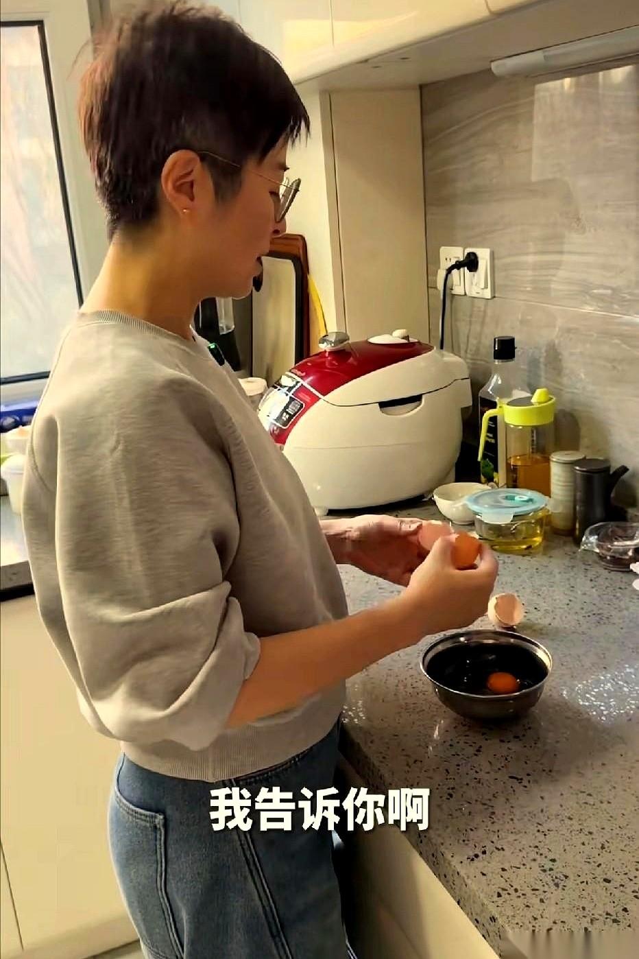 等等，张泉灵是上海人？这事儿我怎么今天才知道。她一说上海人过年家家户户都做蛋