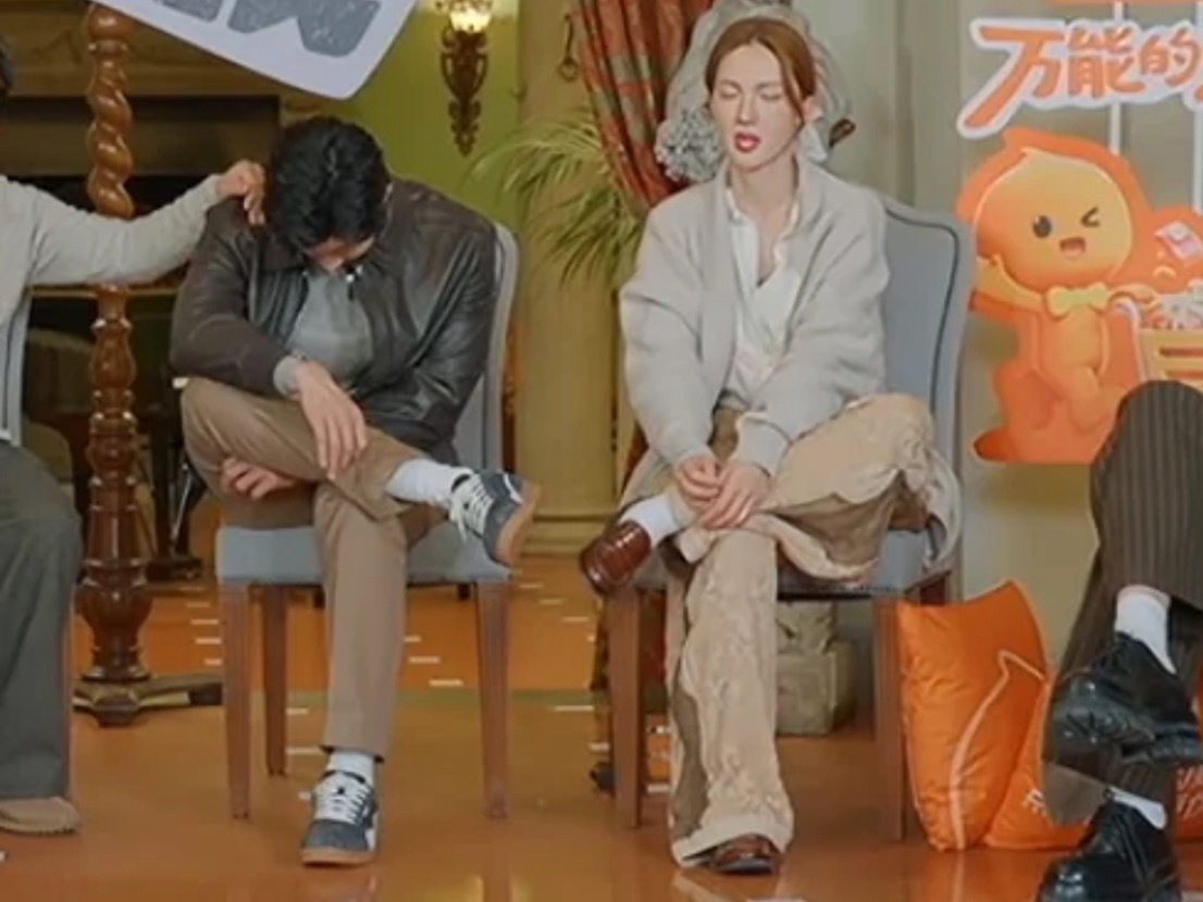 这两人二郎腿翘的那叫一个对称大家排排坐，这俩人二郎腿翘的真对称！