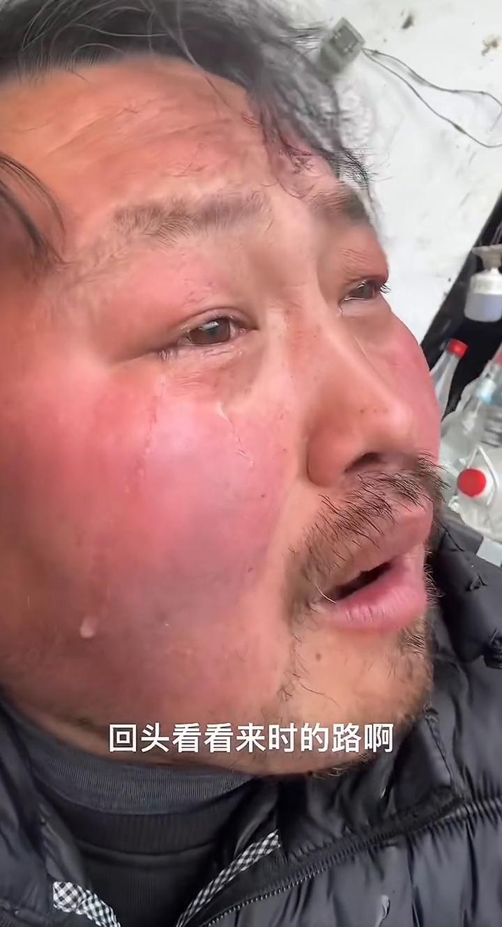 过年回家不回了，为什么？没钱、没脸、没家。回头看看来时的路，坑坑洼洼积着陈年的苦